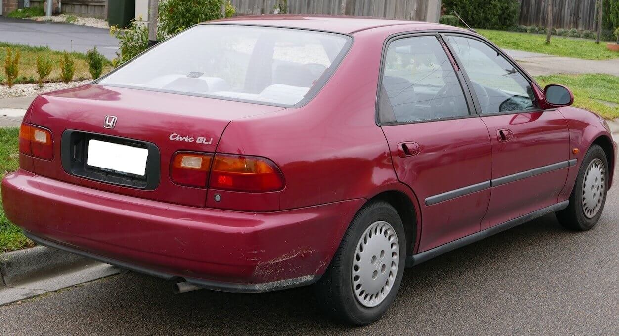 Foto Mostrando A Traseira De Um Honda Civic G5 Vermelho Estacionado Em