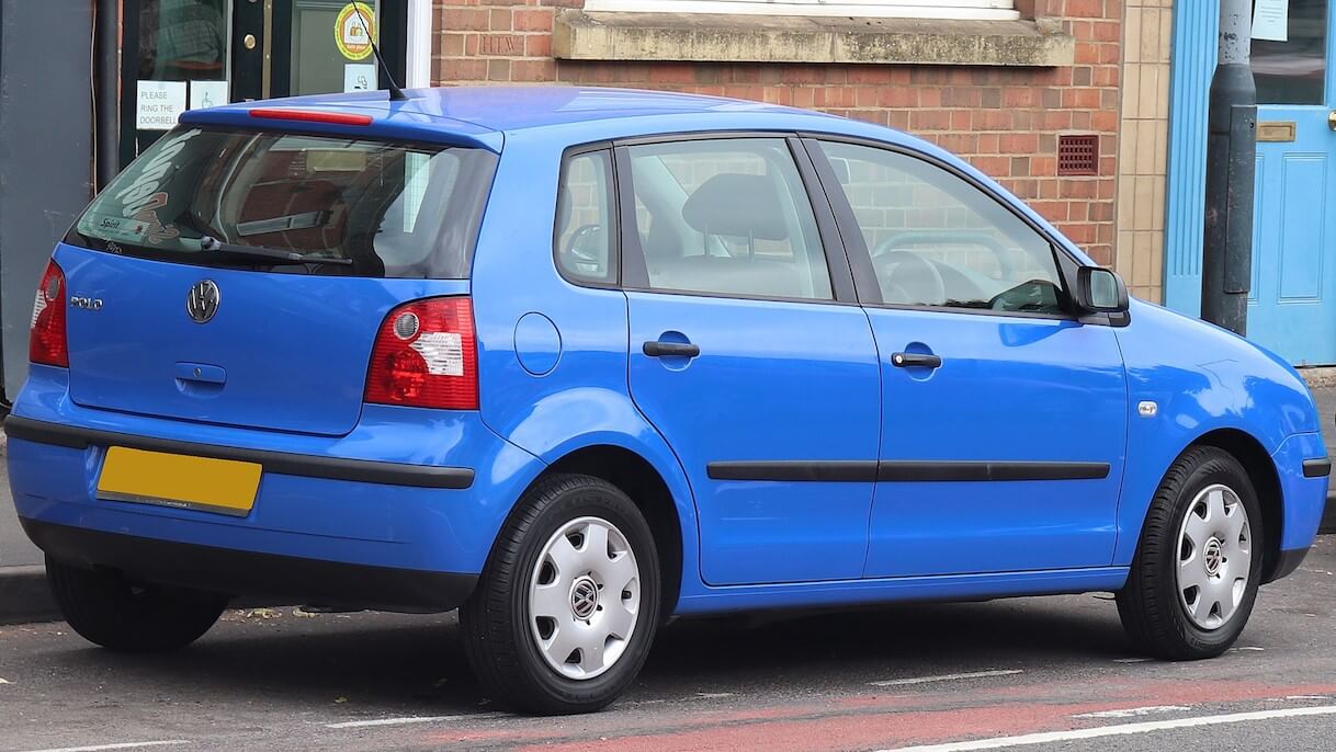 Foto Mostrando A Traseira De Um Volkswagen Polo G4 Azul Estacionado Em