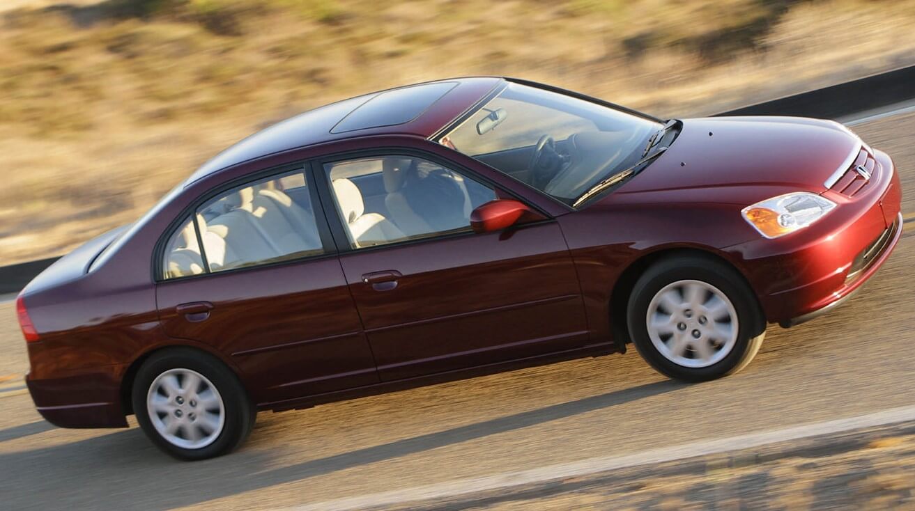 Foto Mostrando A Lateral Direita De Um Honda Civic G7 Vinho Sendo