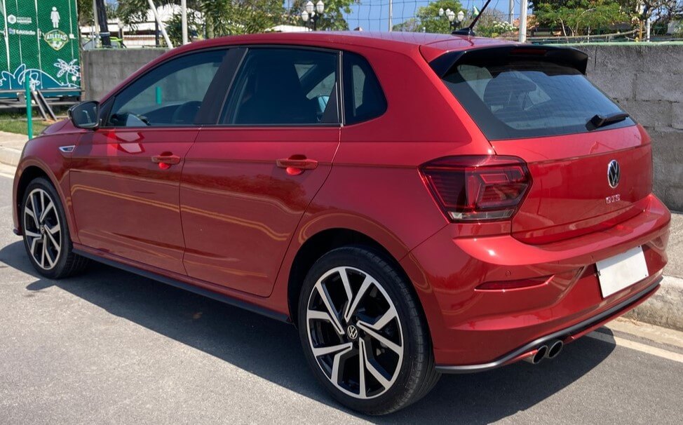 Foto Mostrando A Traseira De Um VW Polo GTS 2023 Vermelho Estacionado