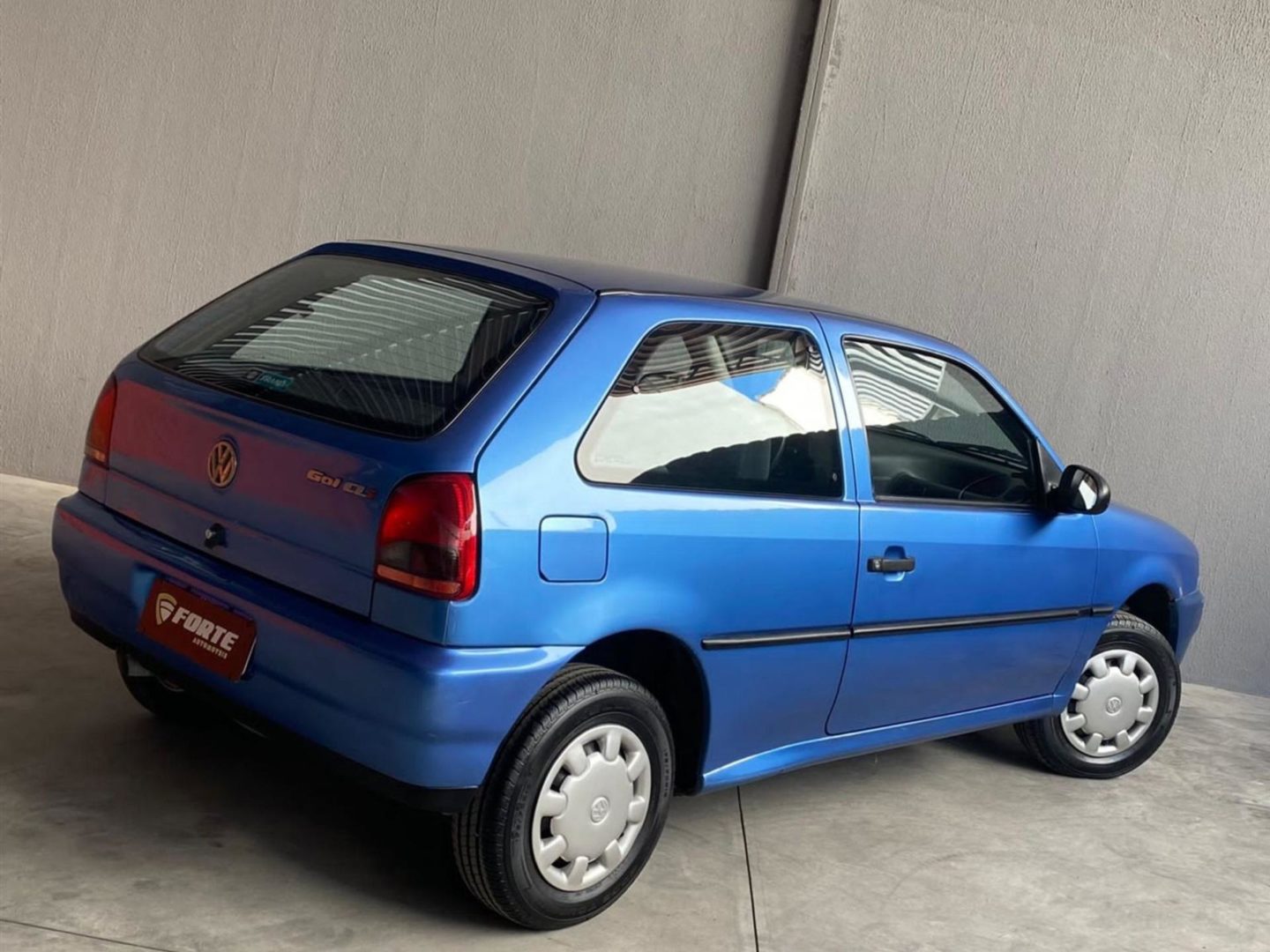 Foto Traseira Do Volkswagen Gol Cli Exibindo A Traseira E A