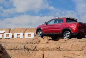 Foto de um Fiat Toro ano/modelo 2016 vermelho.