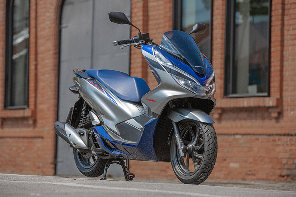Imagem representativa da moto Honda PCX 150 azul. 