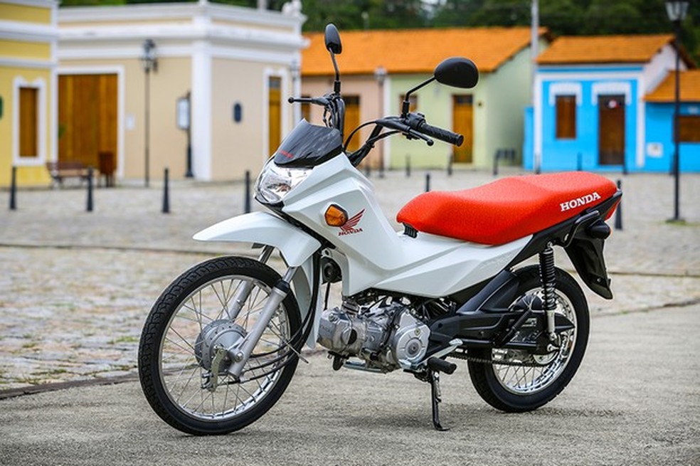 Imagem representativa da moto Honda Pop 110i, de cor branca. 