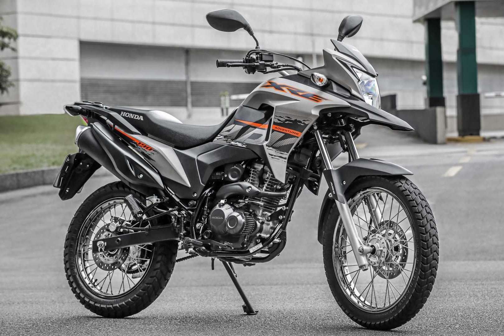 Foto representativa da moto Honda XRE 190 na cor cinza. 