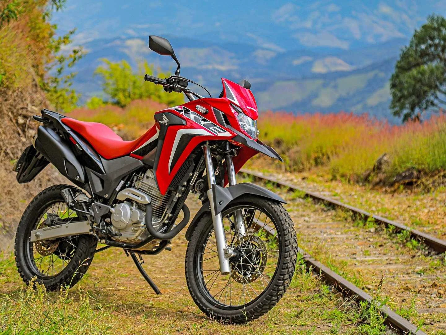 Imagem representativa da moto Honda XRE 300 vermelha. 