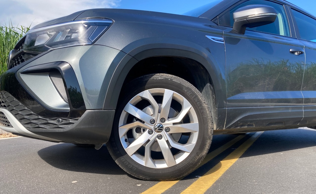Foto do detalhe da dianteira do Volkswagen Taos