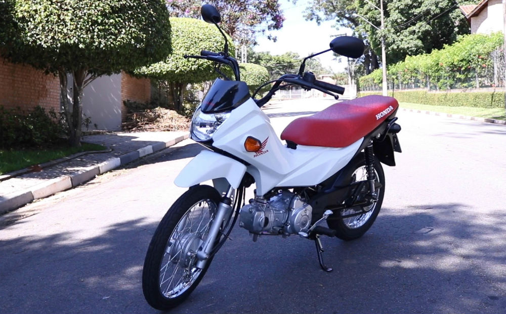 Imagem representativa da moto Honda Pop 110i branca. 
