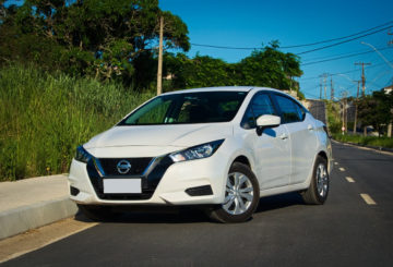 Imagem representativa do Nissan Versa na cor branca