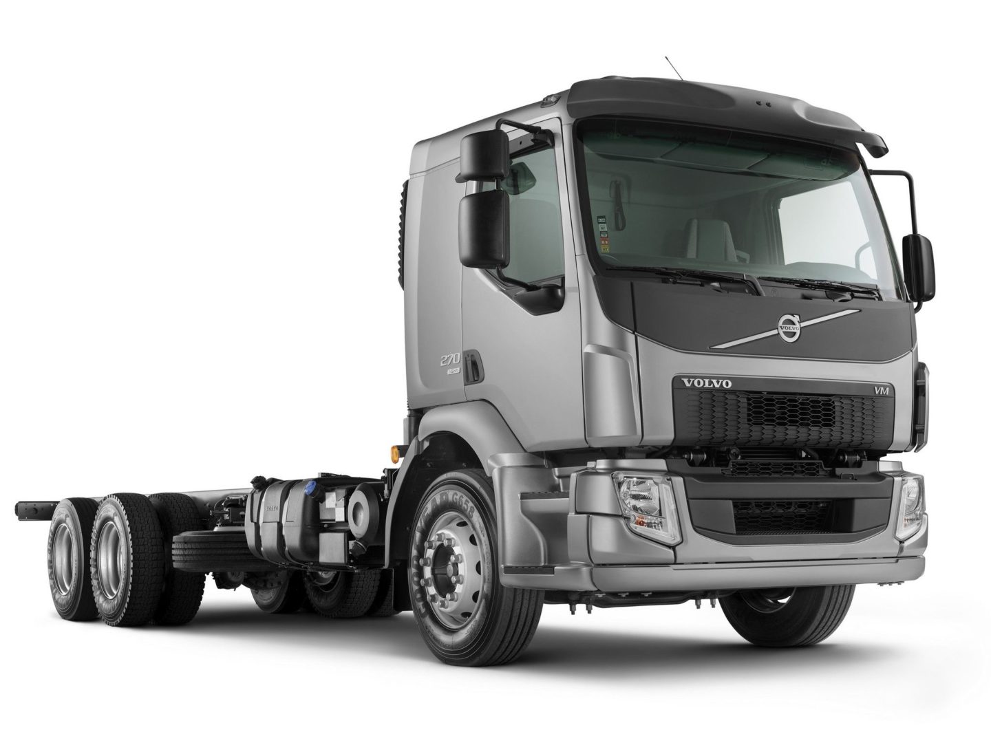 Imagem representativa do caminhão Volvo VM 270 cinza. 