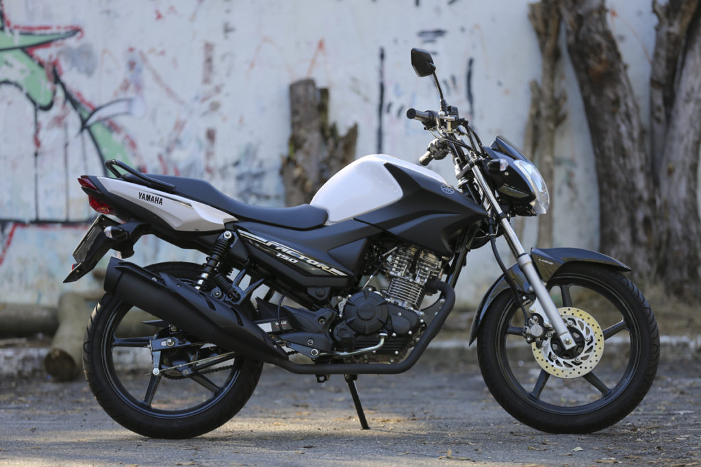 Imagem representativa da moto Yamaha YBR 150 Factor branca. 