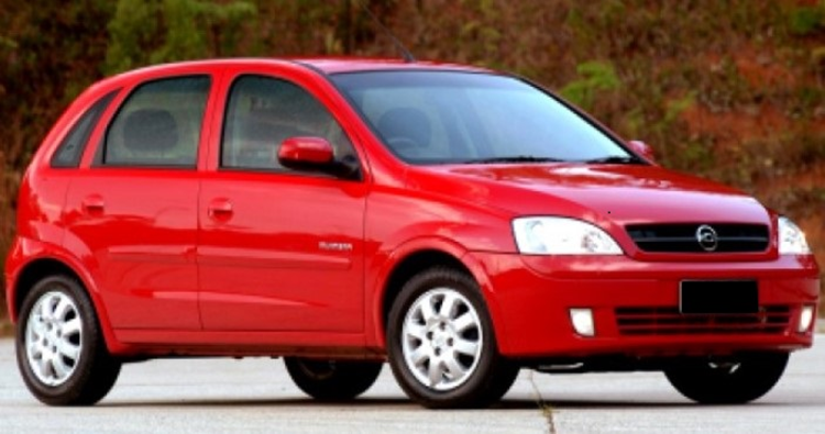 Imagem representativa do carro Chevrolet Corsa vermelho. 