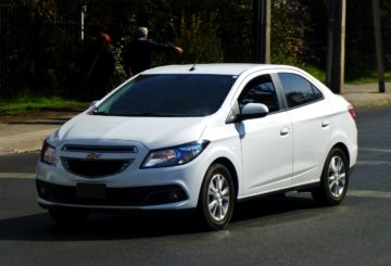 Imagem representativa do sedan Chevrolet Prisma G2 na cor branca.