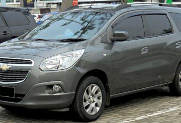 Foto da minivan Chevrolet Spin, ano 2013, na cor cinza.