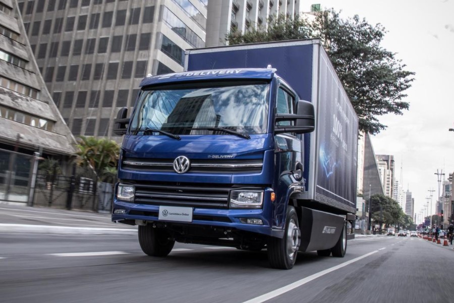 Foto do caminhão Volkswagen e-Delivery azul