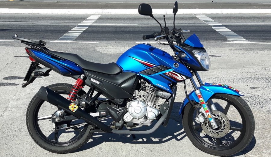 Foto da moto Yamaha YS 150 Fazer azul e vermelha