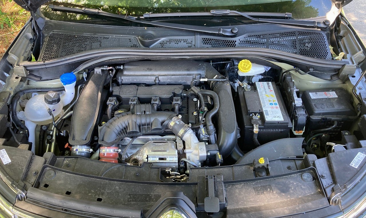 foto do capô aberto mostrando o motor do C4