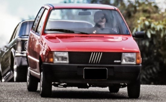 Foto Fiat Uno Mille 1985 vermelho, um dos melhores carros dos anos 80
