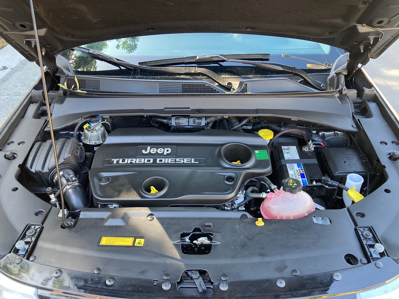 Imagem do motor do carro Jeep Commander. 
