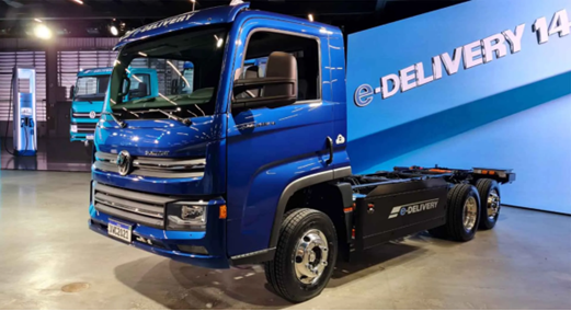 Foto do caminhão Volkswagen e-Delivery azul parado de lado