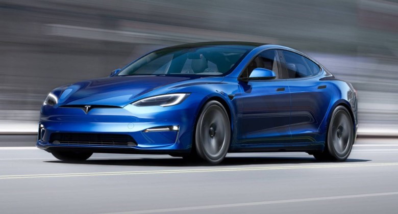 Foto do Tesla Model S azul andando na estrada