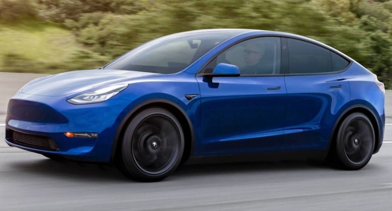 Foto do Tesla Model Y azul na estrada