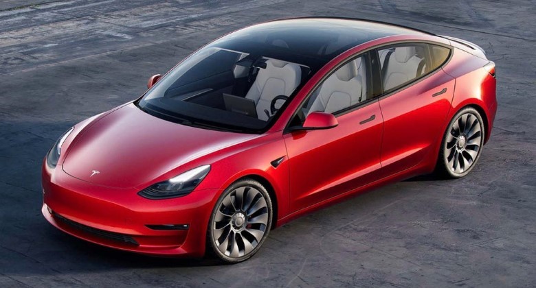 Foto do Tesla Model 3 vermelho estacionado