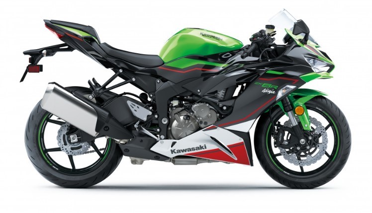 Foto da moto Kawasaki Ninja ZX 6 preta com detalhes verdes, vermelhos e brancos