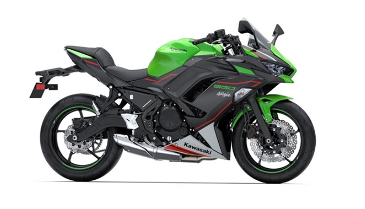 Foto da moto Kawasaki Ninja 650 preta com detalhes verdes e vermelhos