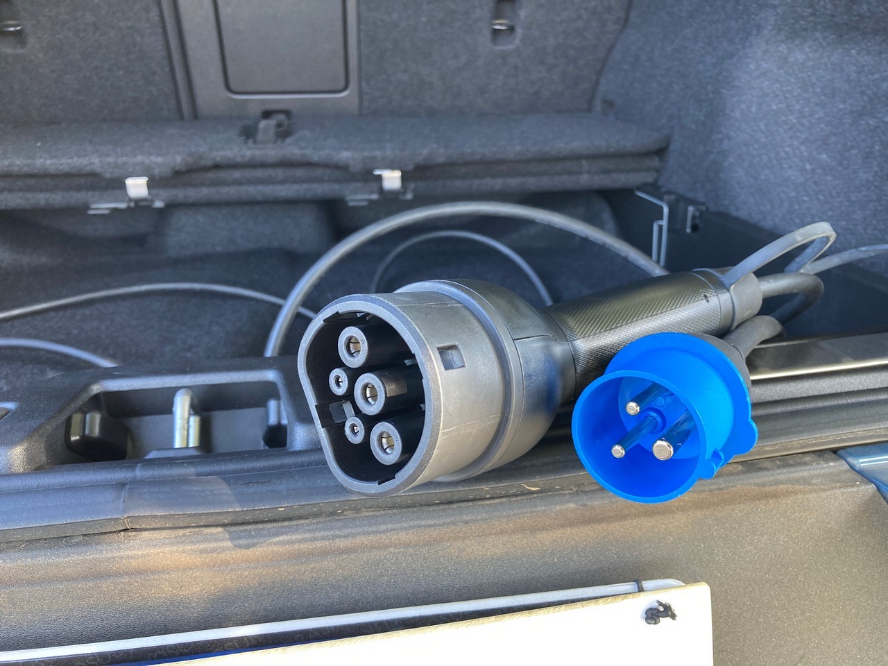 Foto do carregador do SUV-coupé elétrico da Volvo.