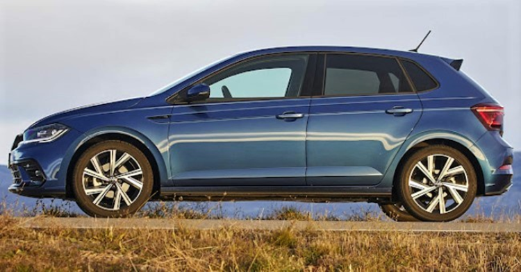 Foto lateral do carro Volkswagen Polo azul