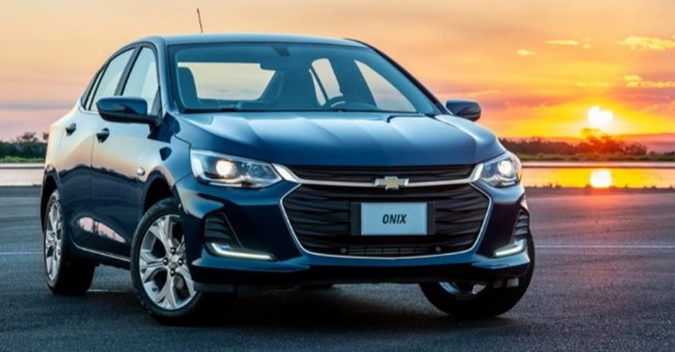Foto frontal do carro Chevrolet Onix na cor azul