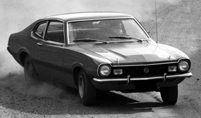 Foto do Ford Maverick dos anos 70 estacionado de frente. 