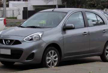 Imagrem representativa do carro tipo hatch compacto, Nissan March, com pintura na cor cinza.