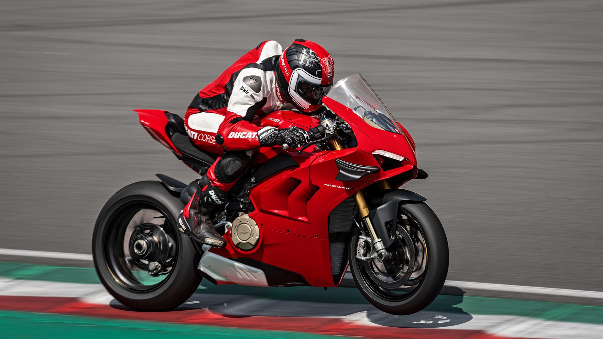 Foto da Ducati Panigale V4 S na cor vermelha, a campeã entre as motos potentes. 