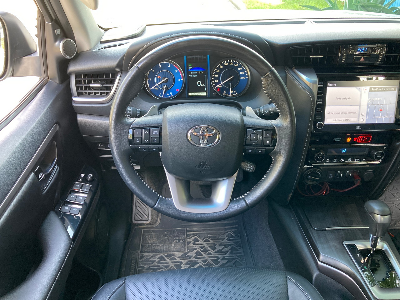 Foto do volante e do painel do Toyota SW4 SRX.