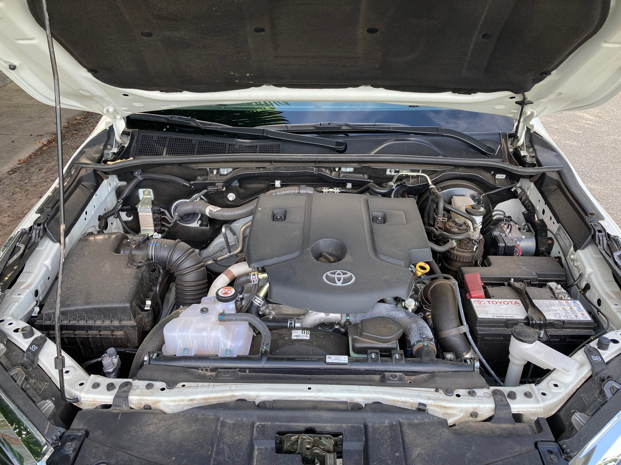 Foto do capô aberto mostrando o motor do Toyota SW4 SRX.