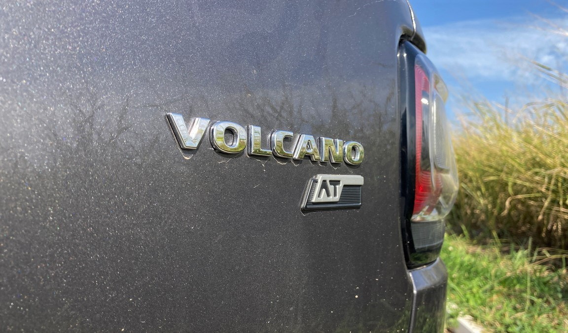 Foto mostrando o detalhe da traseira da Fiat Strada com câmbio automático. No detalhe está escrito "Volcano AT"
