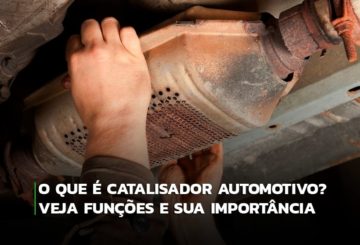 Foto de uma pessoa mexendo em um catalisador automotivo, uma peça que fica na parte de baixo do carro.
