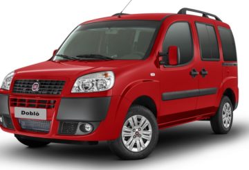 Foto da dianteira de um Fiat Doblò. O carro tem carroceria vermelha e detalhes em plástico rígido preto fosco.