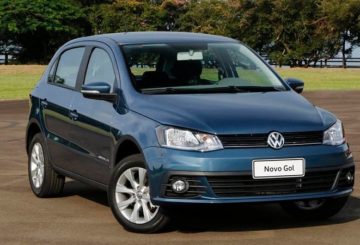 Foto de um Volkswagen G7 azul estacionado em uma rua de asfalto. Ao fundo, é possível ver grama e algumas árvores.