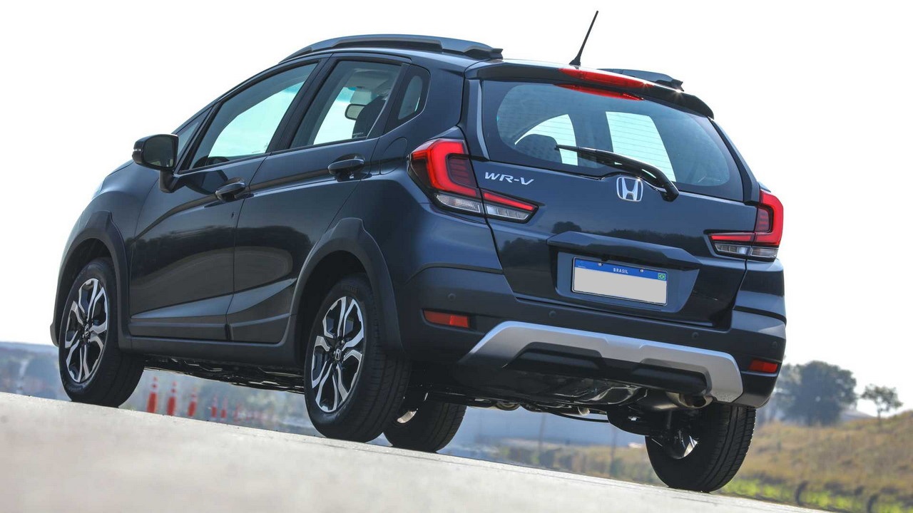 Foto da traseira de um Honda WR-V preto estacionado em uma subida. Ao fundo é possível ver morros e algumas árvores.