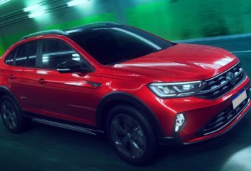Foto de um Volkswagen Nivus vermelho. Na foto, o carro está sendo dirigido dentro de um túnel.