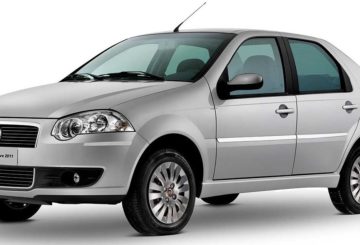 Foto feita em estúdio de um Fiat Siena G4, ano/modelo 2007, prateado.