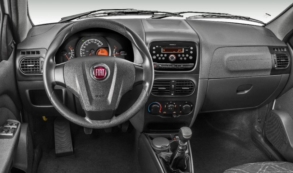 Foto mostrando o painel do carro, o volante, as saídas e os controles ...
