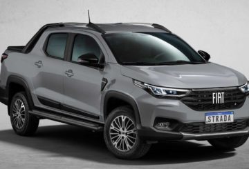 Foto de um Fiat Strada G5 prateado estacionado de frente. A foto foi feita em estúdio. O fundo da foto é cinza claro e é possível ver uma sombra abaixo do carro.