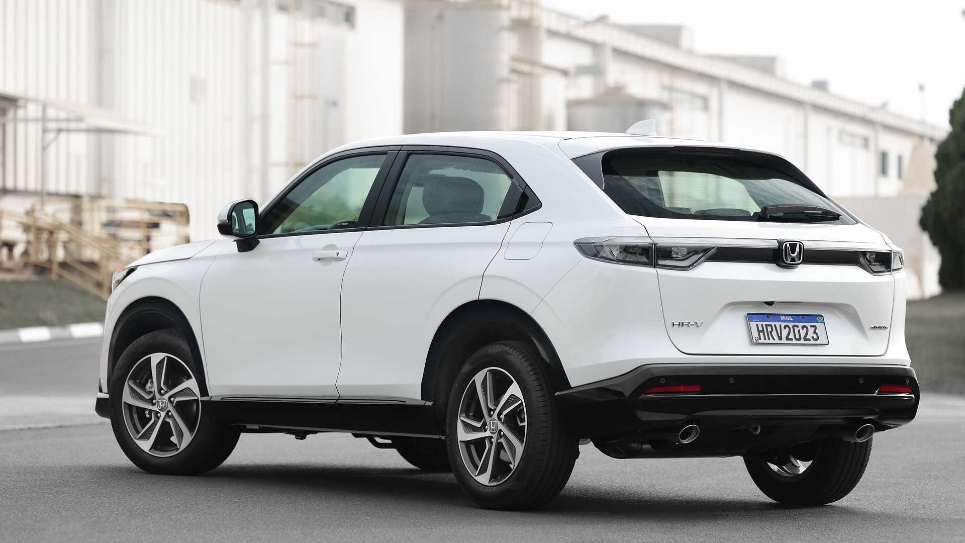 Foto da traseira de um Honda HRV 2023 branco estacionado em uma rua de