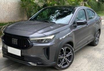 Foto de um Fiat Fastback Limited Edition cinza estacionado em frente ao muro de uma casa.