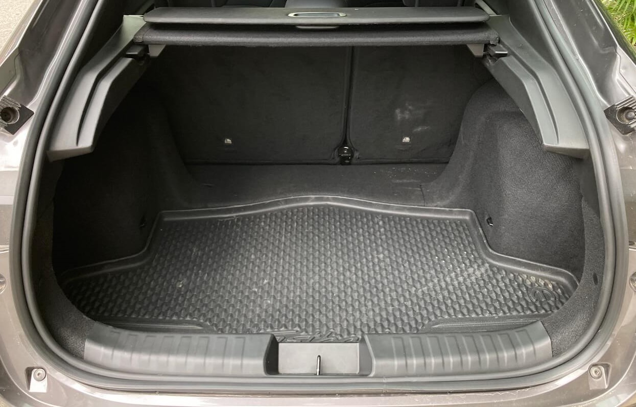 Foto mostrando o espaço interior do porta-malas do carro.