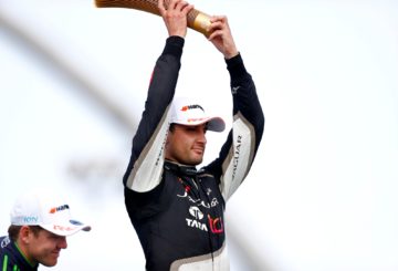 Foto de: LAT Images. O piloto Micth Evans ergue com as duas mãos o seu troféu de vencedor do ePrix de São Paulo da Fórmula E.